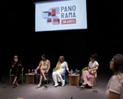 Imagem mostra participantes do seminário sentados lado a lado. Da esquerda para a direita: Marcelo Evelyn, Juão Nyn, Keyna Eleison e Camilla Rocha Campos